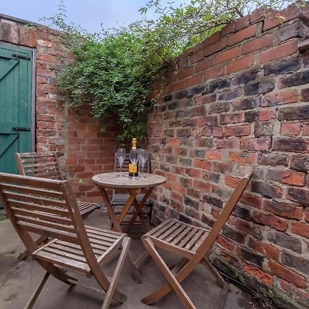 Historic House In The Heart Of York City Centre With Free Parking Extérieur photo