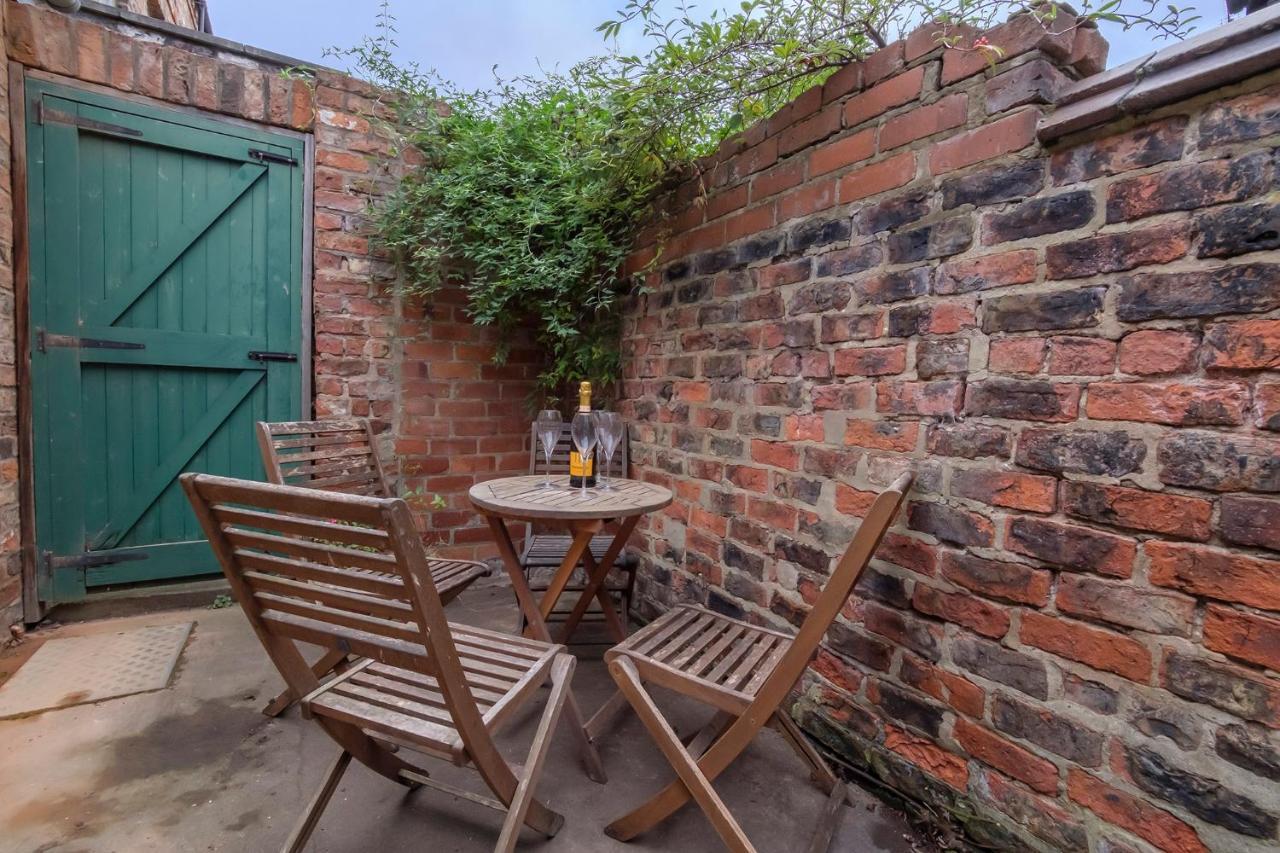 Historic House In The Heart Of York City Centre With Free Parking Extérieur photo